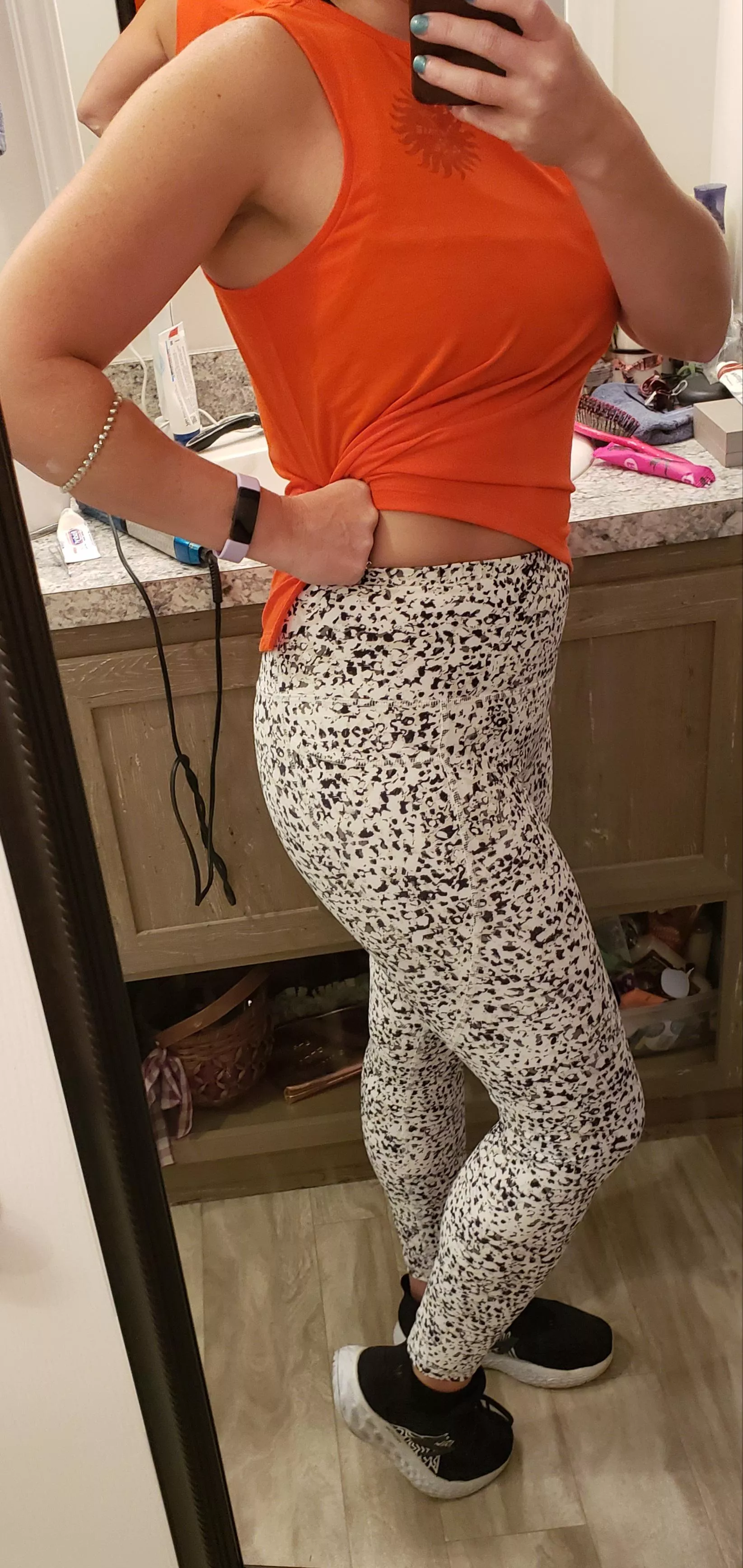 Yoga pants make me happy!! 😁 posted by nlicious01