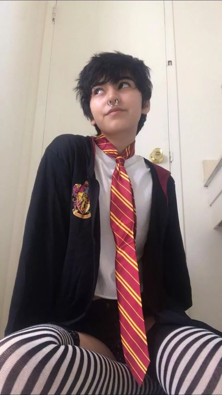 yoo, femboy harry potter?😳 posted by crustxc