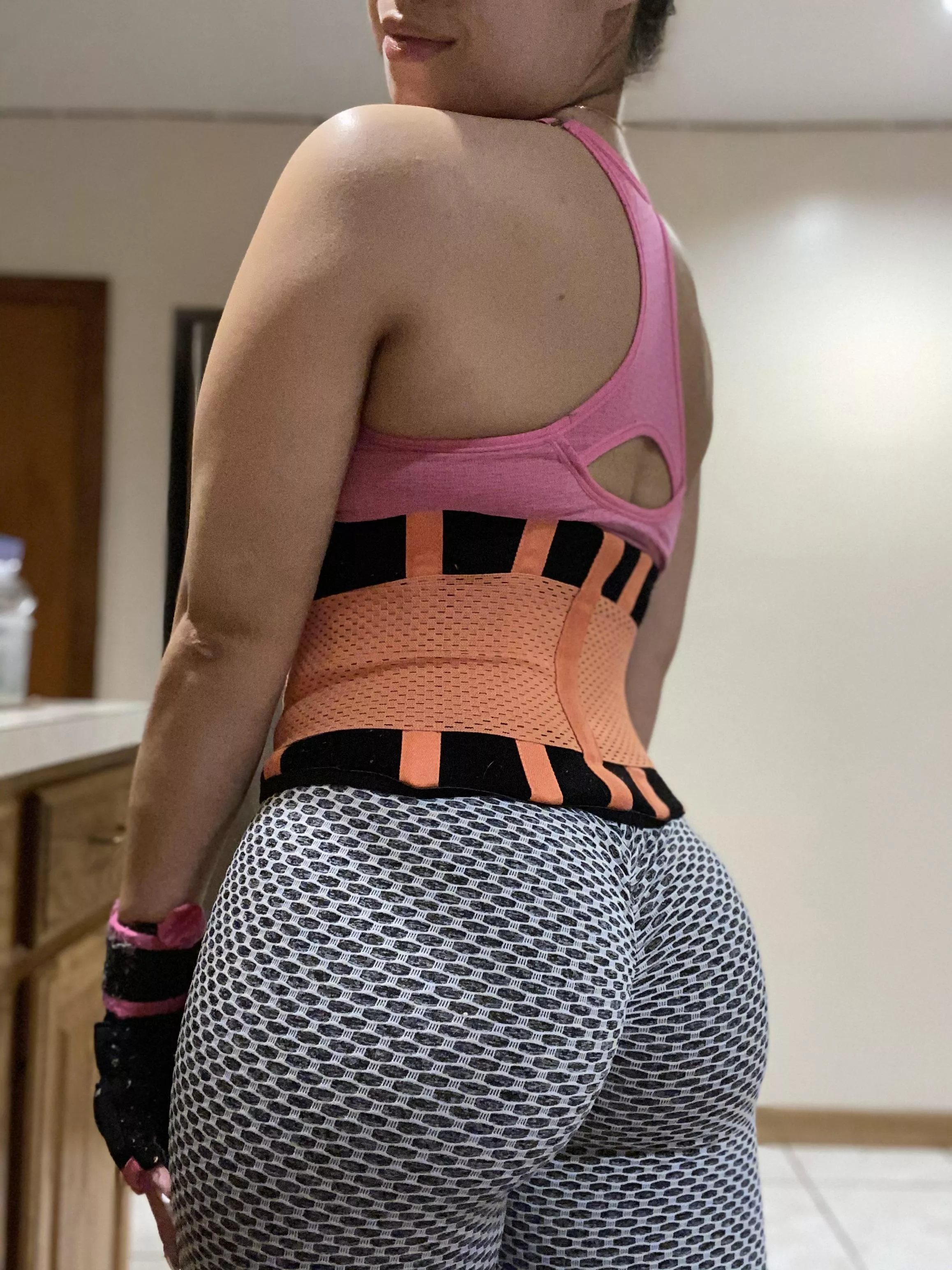 You like how my ass looks in these leggings ?! posted by Ivette7