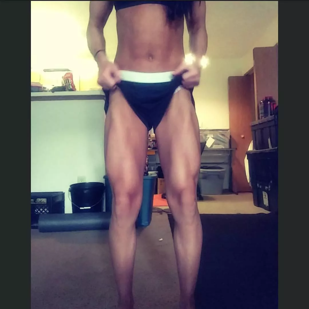 You like muscular legs? 🦵 posted by RiahJadeXxx