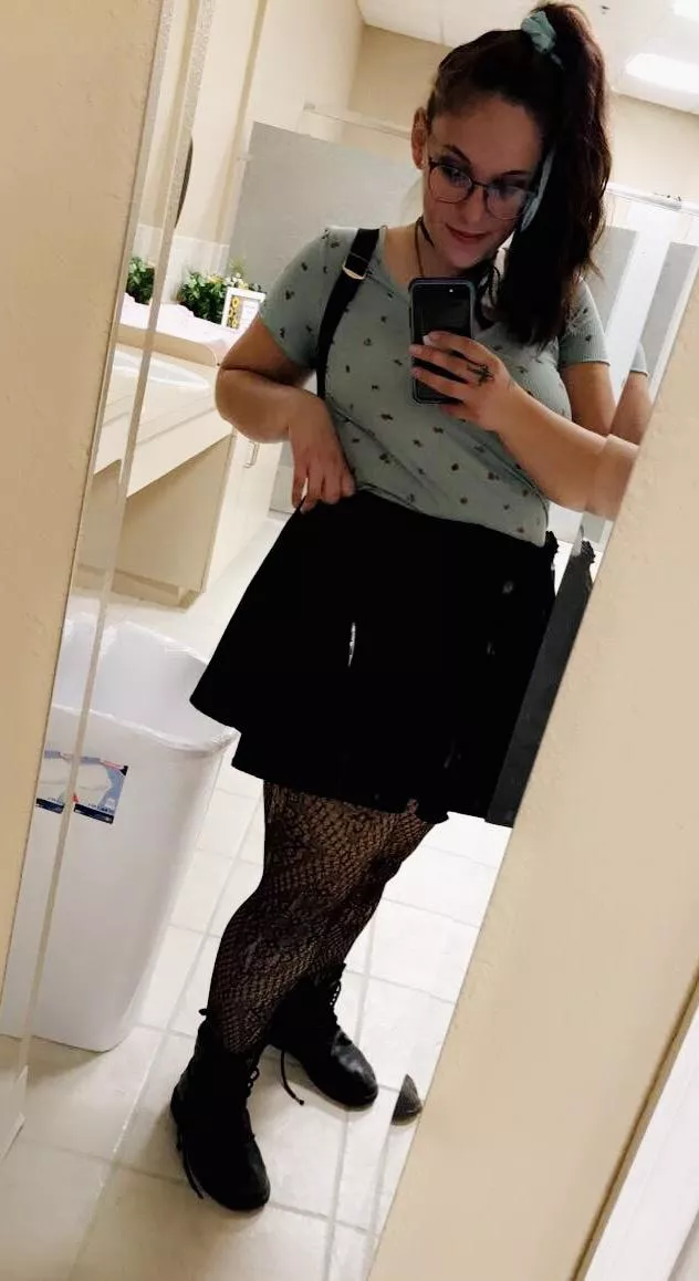 You like my fishnets? 🤓🥰😇😻 posted by Oliveyoubaby69666