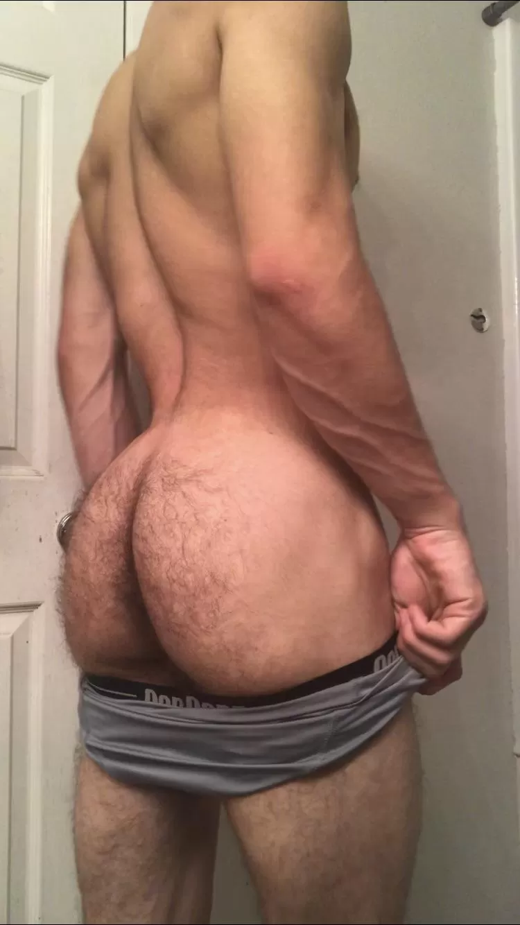 Young man booty 😅 posted by Unusual-Atmosphere52