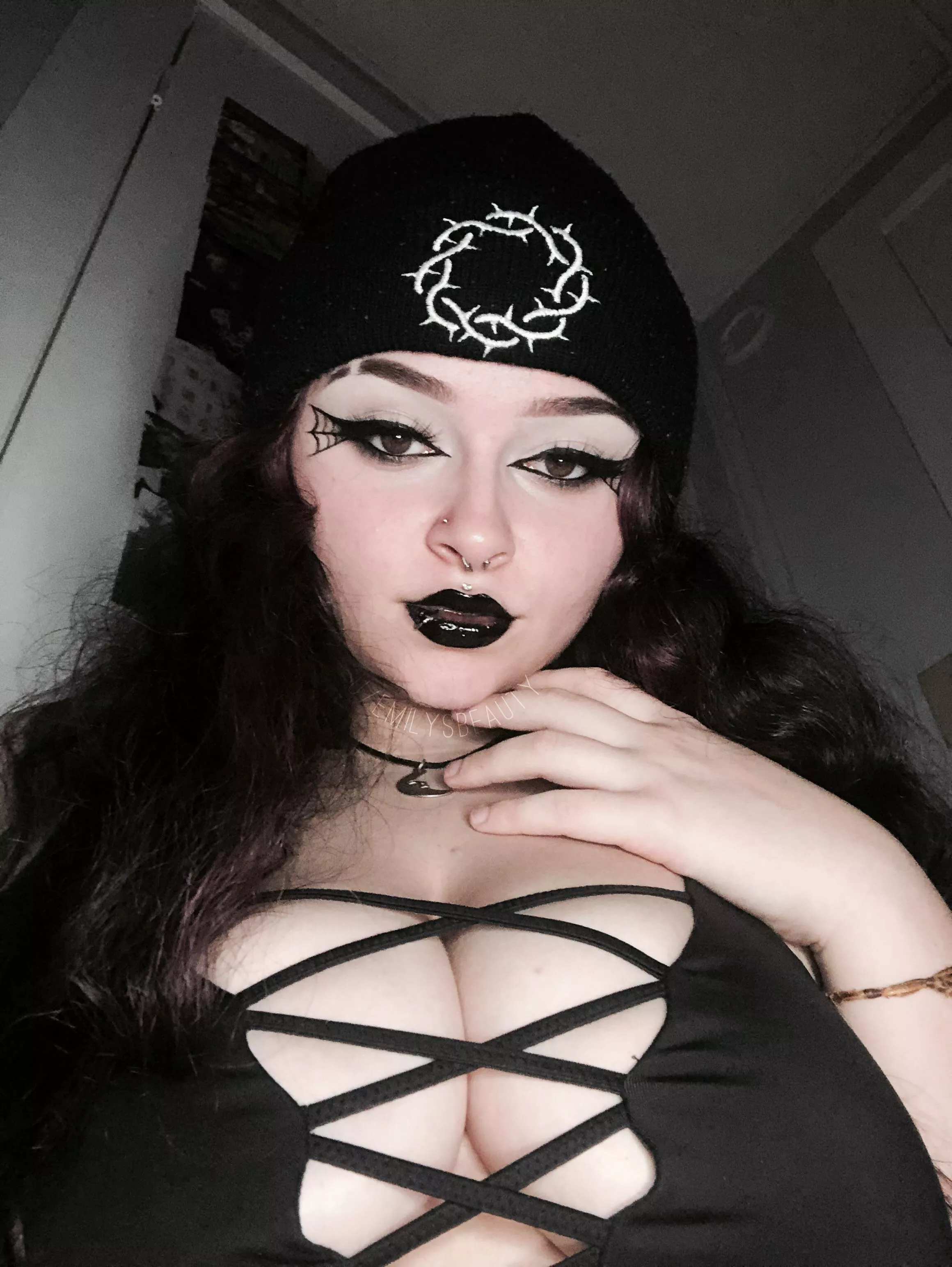 your big titty goth online gf hereðŸ‘‹ðŸ»ðŸ–¤ posted by emilysbeauty