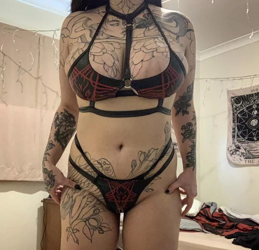 Your goth doll ready to for you to mind fuck and upgrade 🥰 posted by 1ssuezsg