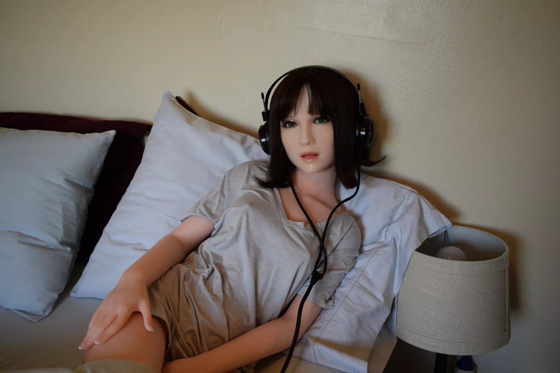 Yvette relaxing with some tunes (DS 145- w/Lilith Head) posted by scientician85